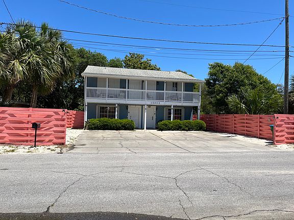 Side by side town home. Each side has 3 beds/2 baths and is fully furnished. NO shared spaces