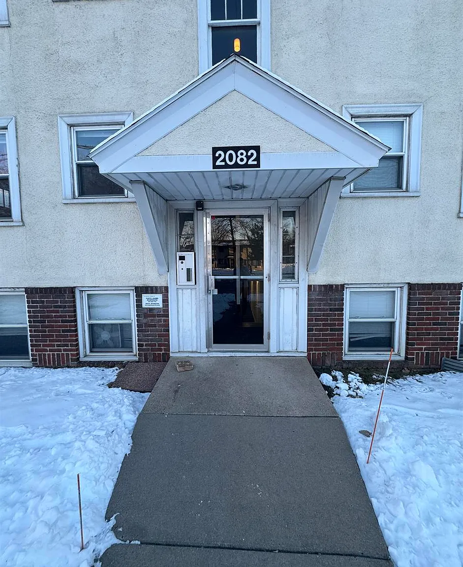 2082 Como Ave — Photo 2
