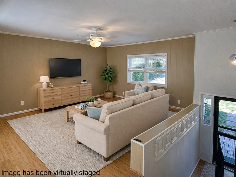 2678 Lake Shore Rd S — Photo 2
