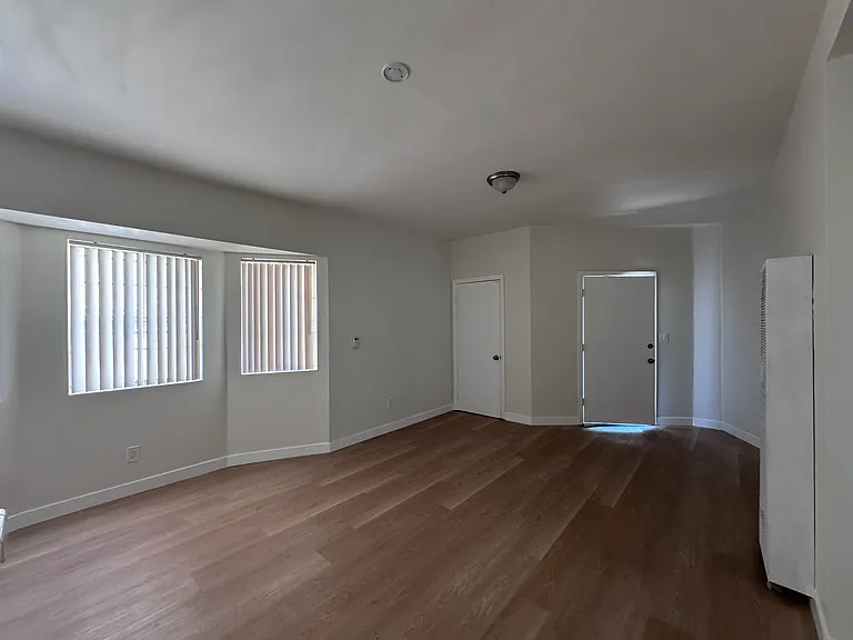 810 W 48th St #810 — Photo 8