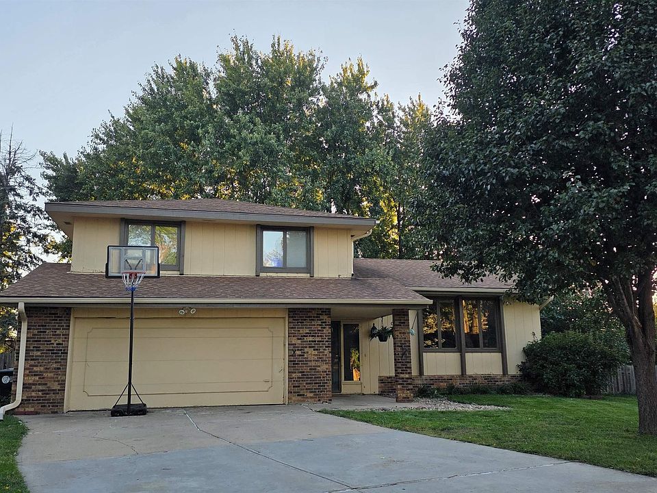 1st image of 306 N 155th Cir