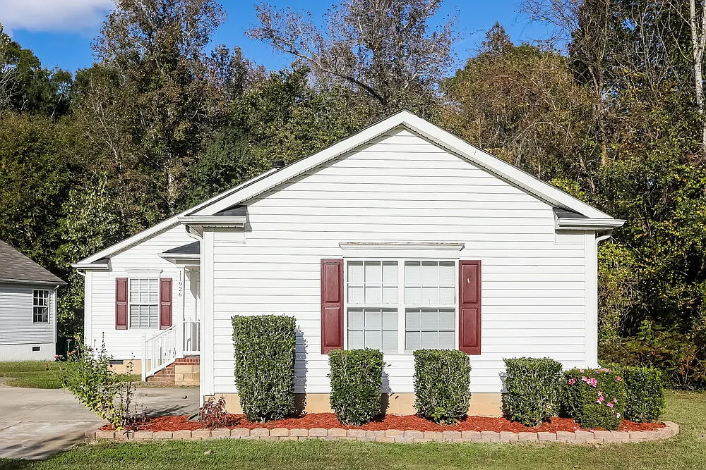 3 bed, 2.0 bath, 1216 sqft, $1,785 — Photo 3