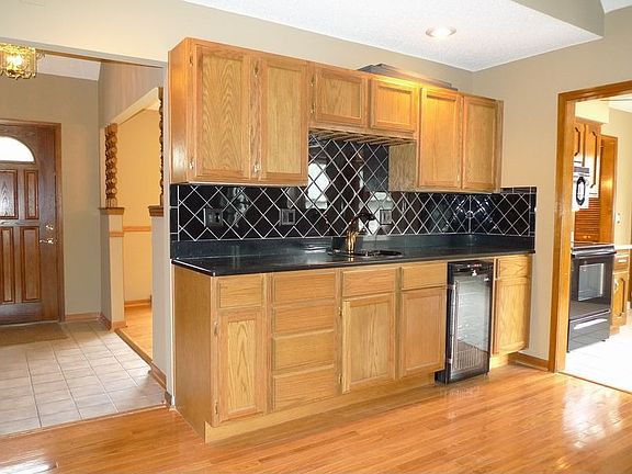 Fabulous Wet Bar in Great Room with fridge!