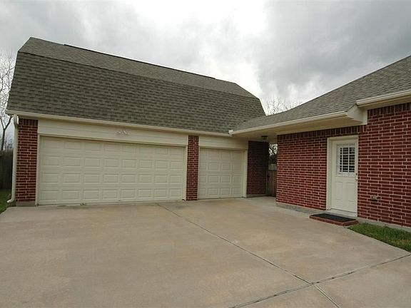 4th image of 305 Suzanne St