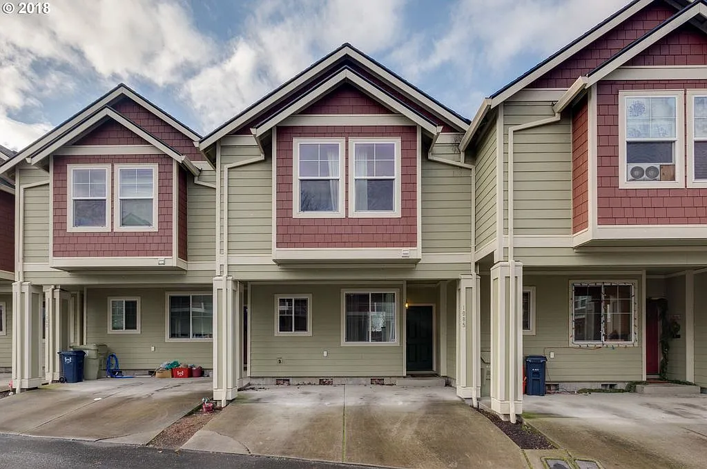 3 bed, 1186 sqft, $2,300 — Photo 1