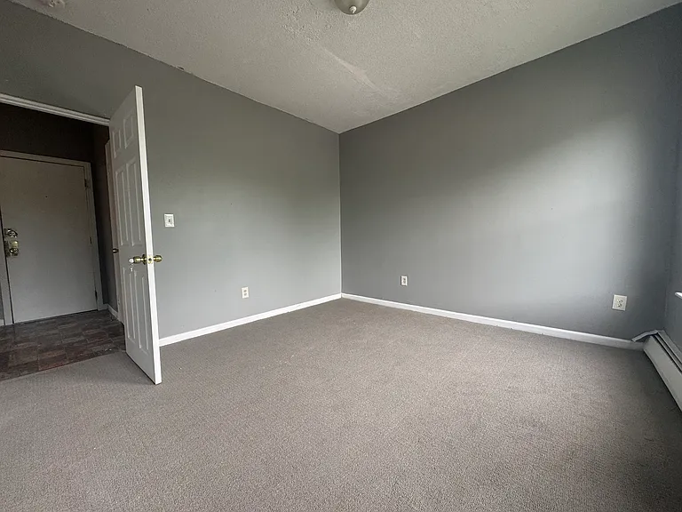17 Ashley St #2R — Photo 6