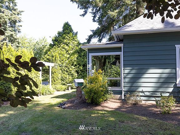 5th image of 831 Baird Ave