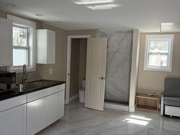 4th image of 2425 Stuart St