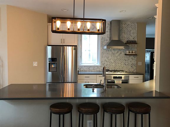 Huge island, breakfast bar