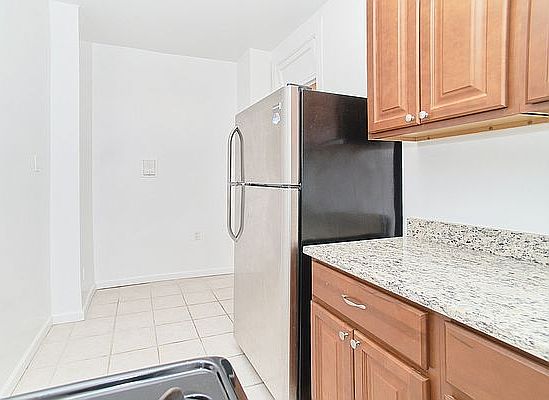 4th image of 735 W 172nd St APT B4