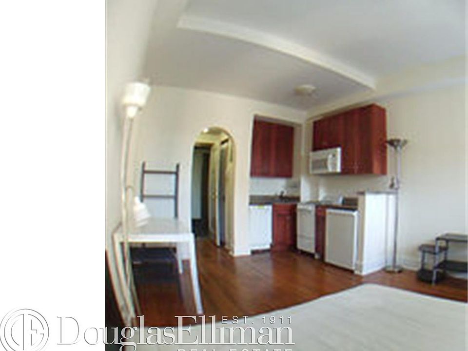 2nd image of 11 Waverly Pl APT 3B
