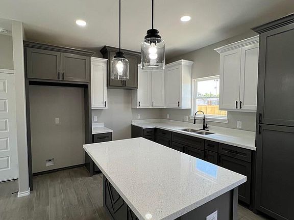 4th image of 211 N Drift St