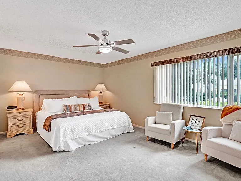 107 Half Moon Cir #H1 — Photo 25