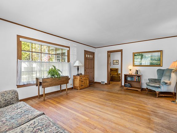 5th image of 701 N Vail Ave