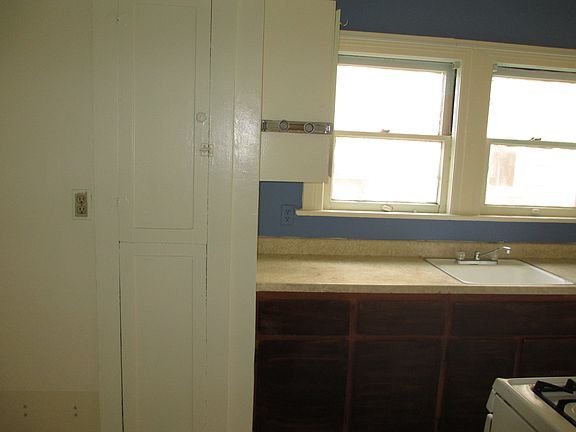 5th image of 1030 N Edgemont St