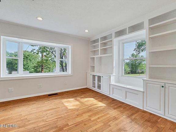 5th image of 1223 Everett Ave