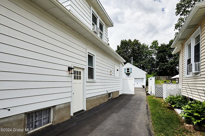 4th image of 25 Elliott Avenue