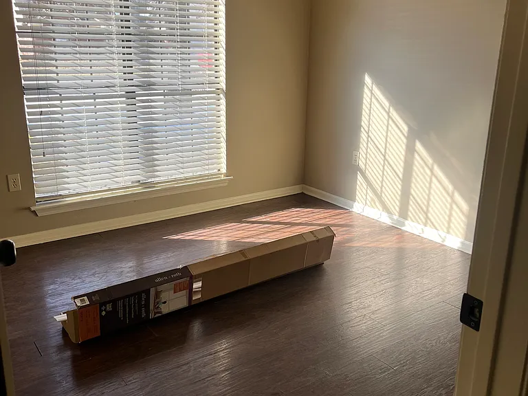 Bedroom 3 w/walk-in closet