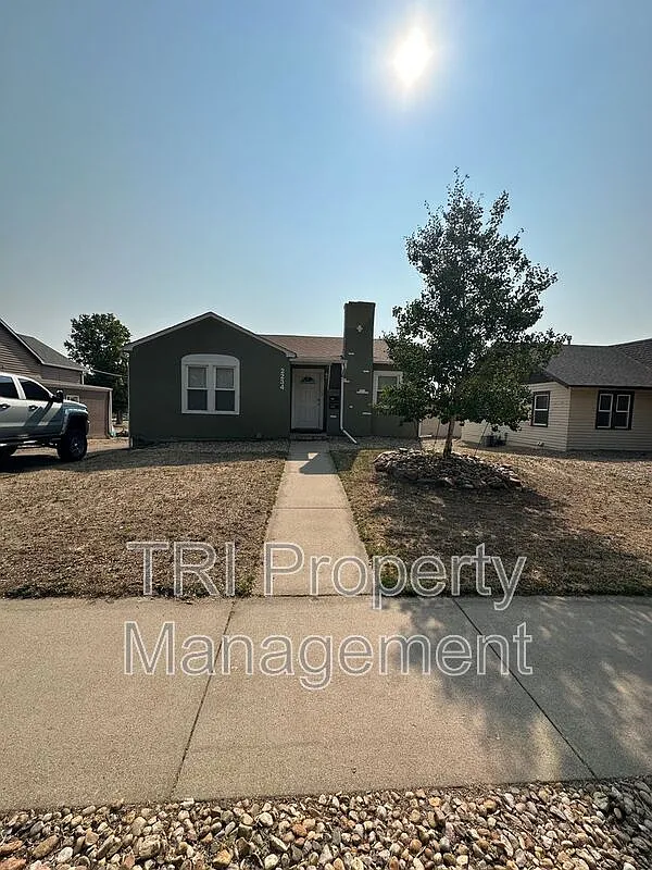 2 bed, 1.0 bath, $1,050 — Photo 1