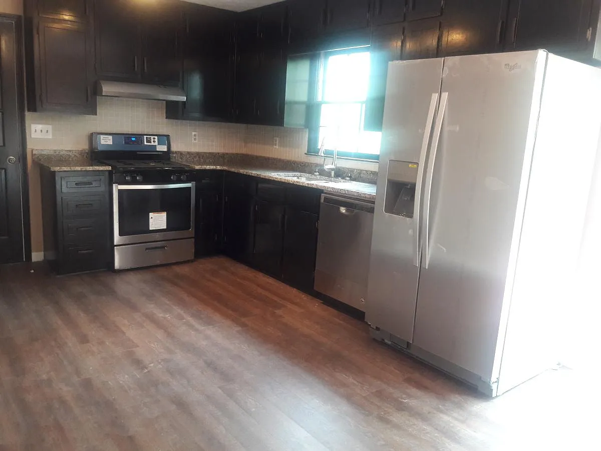 3 bed, 2.5 bath, 1898 sqft, $2,100 — Photo 2