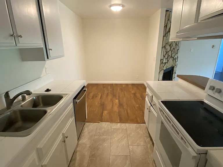2635 28th St #10 — Photo 3