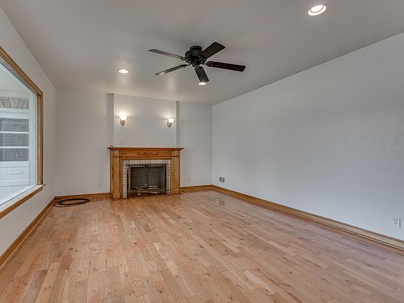 SPACIOUS LIVING RM