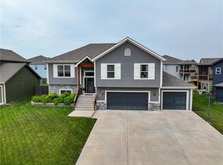 1408 NE 182nd St, Smithville, MO 64089