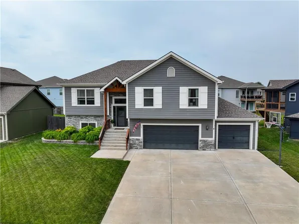 1408 NE 182nd St, Smithville, MO 64089