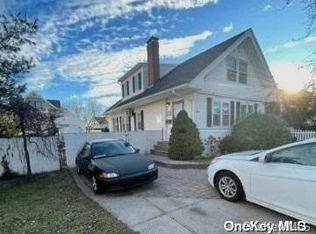 1060 Hayes St, Baldwin, NY 11510