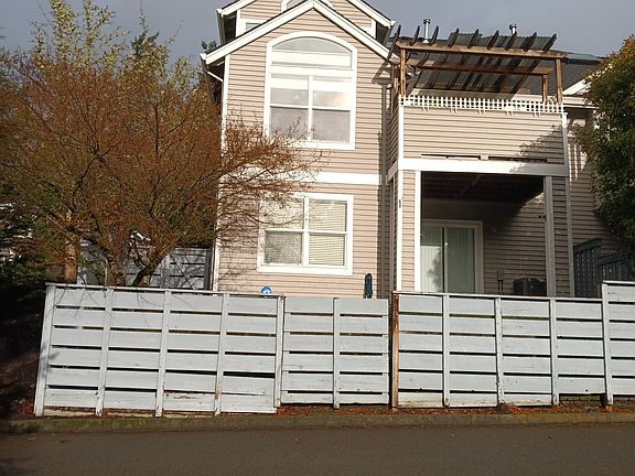 Back of the house - Gate with privatye entrance