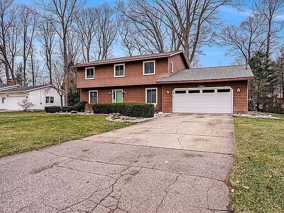 3rd image of 1305 Seminole Dr