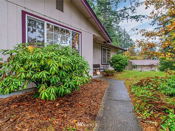 2nd image of 6924 Sierra Drive SE