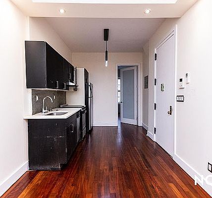 5th image of 246 Stanhope St #1M