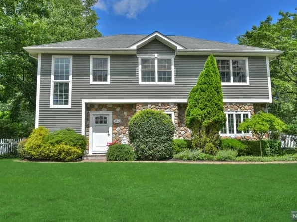 124 Sheldon St, Wyckoff, NJ 07481