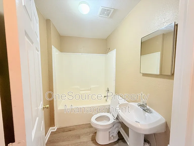 216 S Jackson St — Photo 9