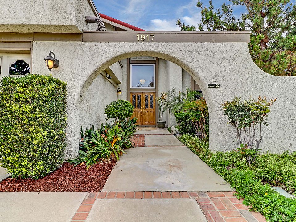 2nd image of 1917 N Palm Way