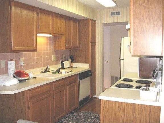 Nice kitchen opening to breakfast room.