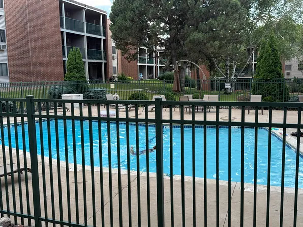 1700 Four Oaks Rd APT 124, Eagan, MN 55121