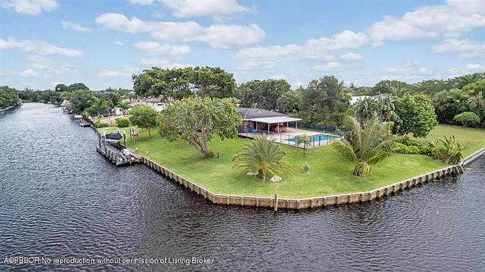 1st image of 7427 Venetian Way