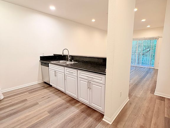 4th image of 1301 N Hollywood Way #111