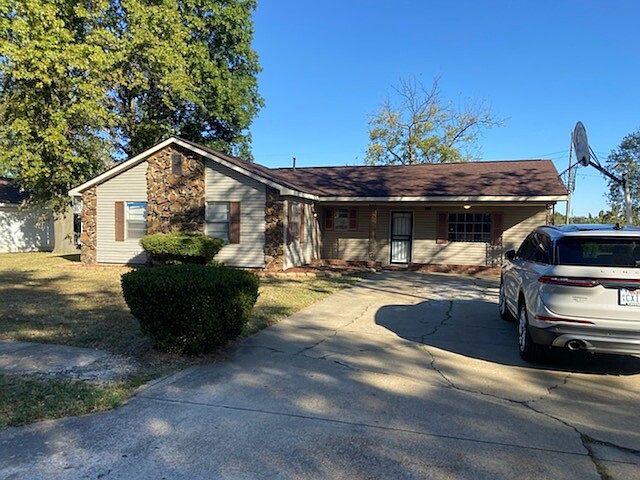 1st image of 1320 E Moultrie Dr