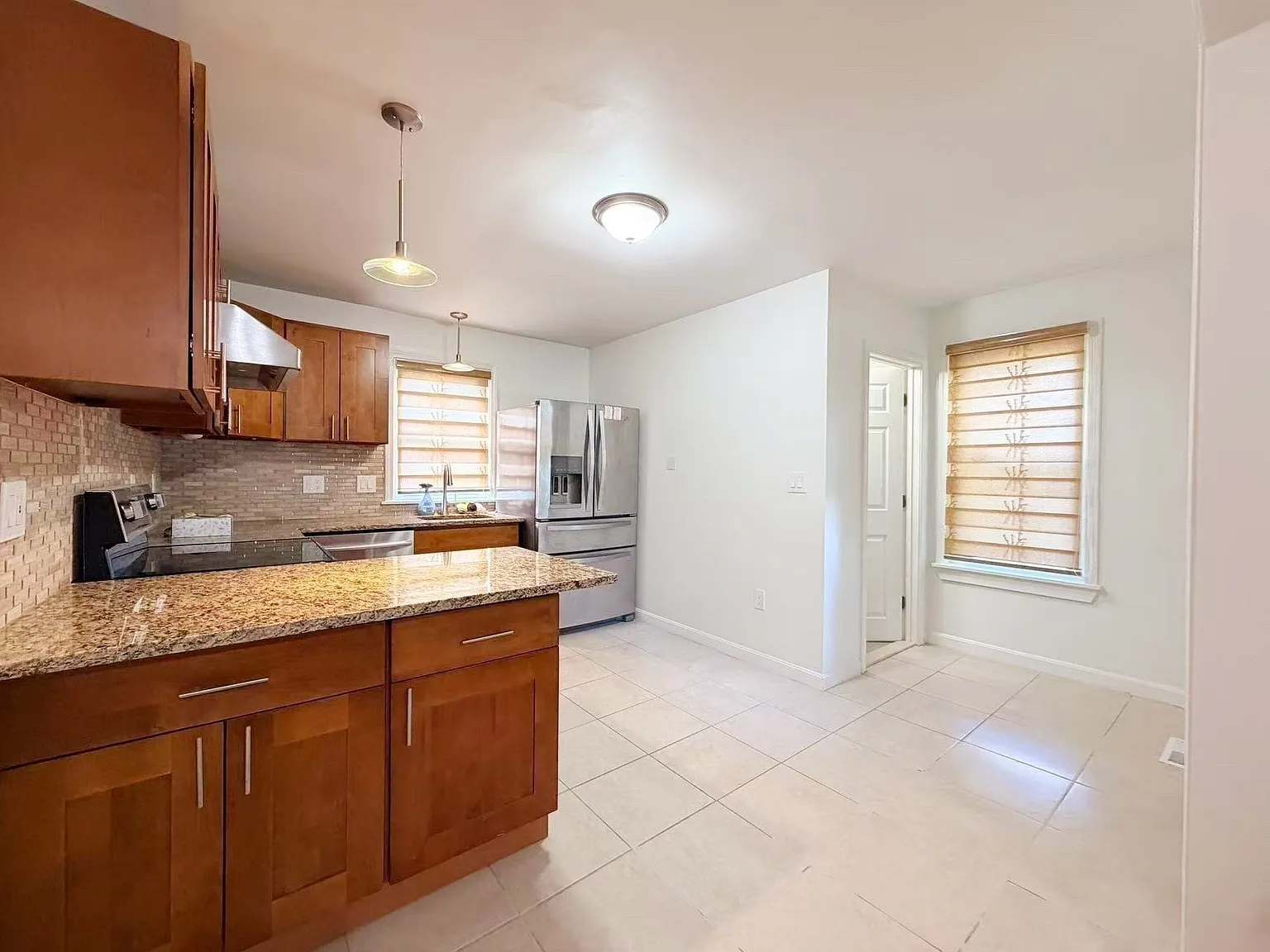 3 bed, 2.0 bath, 1200 sqft, $3,300 — Photo 3