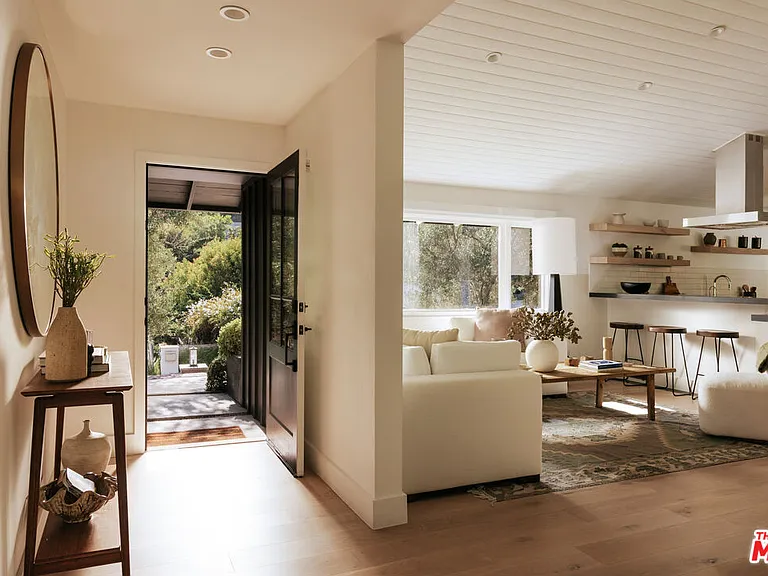 1744 N Doheny Dr — Photo 5