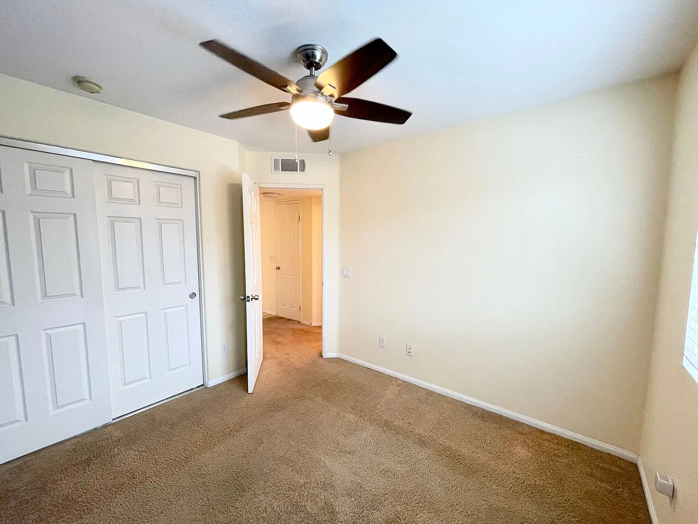 Spacious 3-Bedroom Home in Convenient Lincoln Park Location — Photo 4