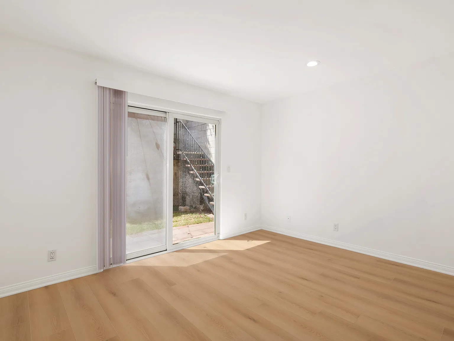 3 bed, 1125 sqft, $3,950 — Photo 4