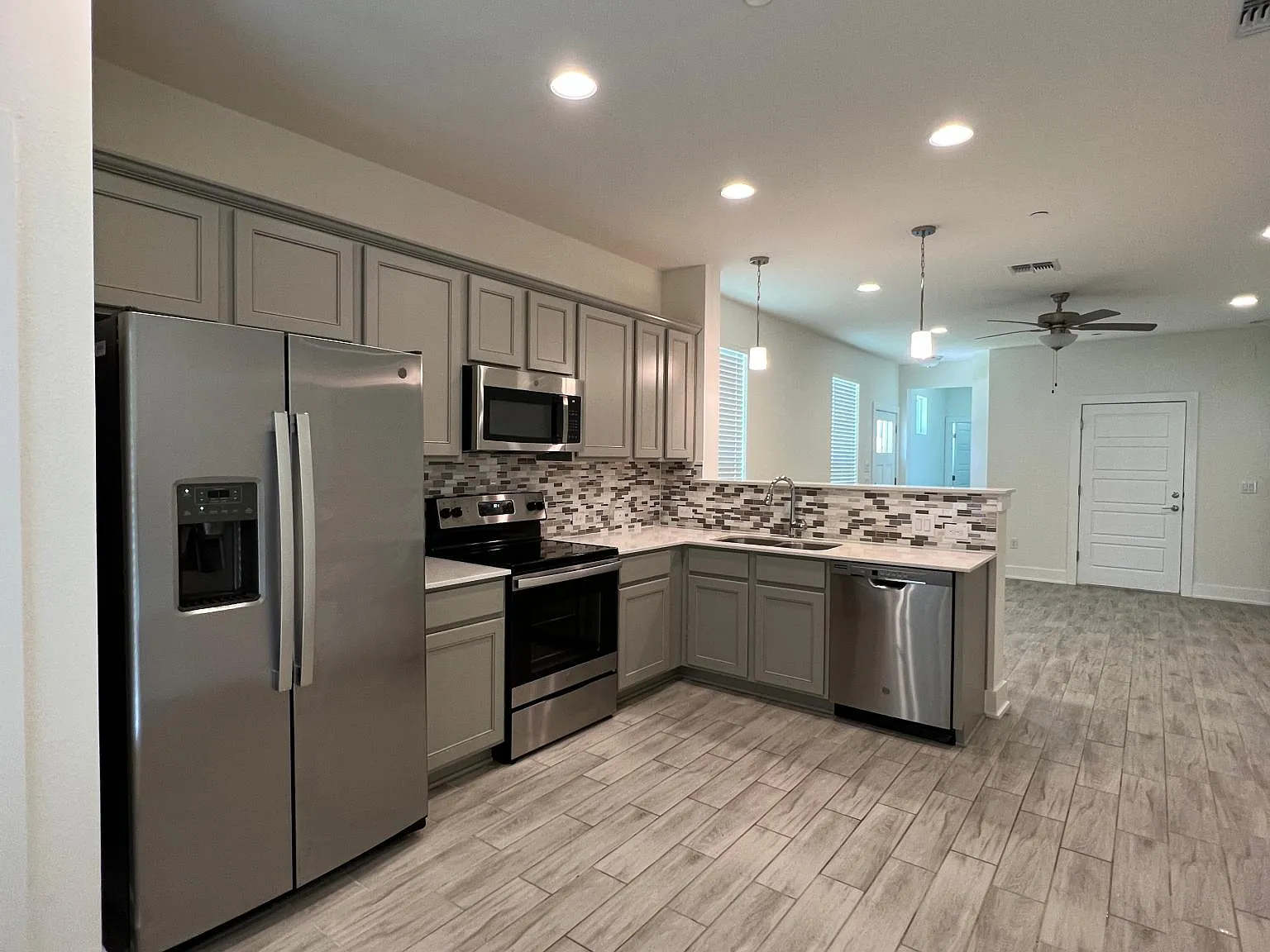 3 bed, 1721 sqft, $2,300 — Photo 3