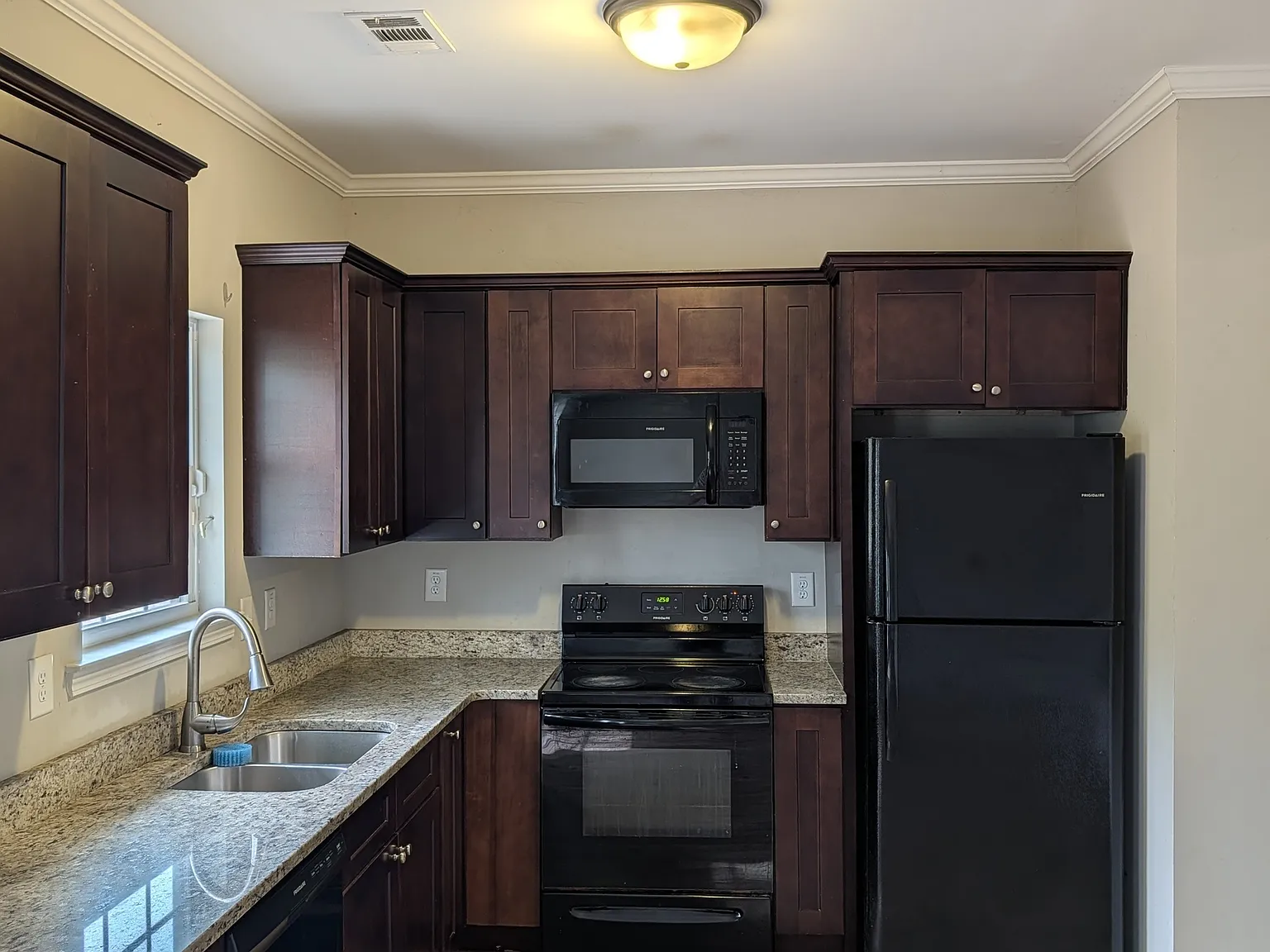 3 bed, 2.5 bath, 1450 sqft, $2,350 — Photo 2