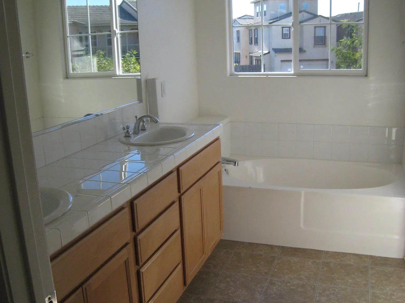 3 bed, 2.5 bath, 1600 sqft, $3,300 — Photo 4