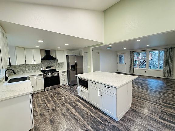 4th image of 2941 W Lake Sammamish Pkwy NE