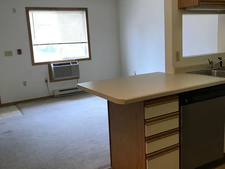 1051 Imperial Cir — Photo 4